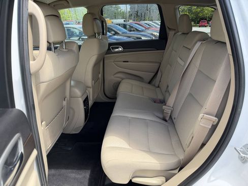 Used 2018 Jeep Grand Cherokee Laredo AWD/4WD image 12
