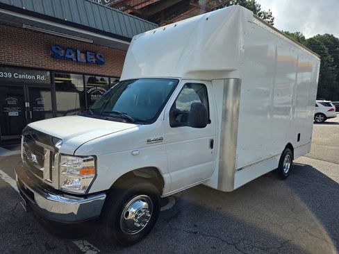 Used 2022 Ford E-450 and Econoline 450 Super Duty RWD image 2