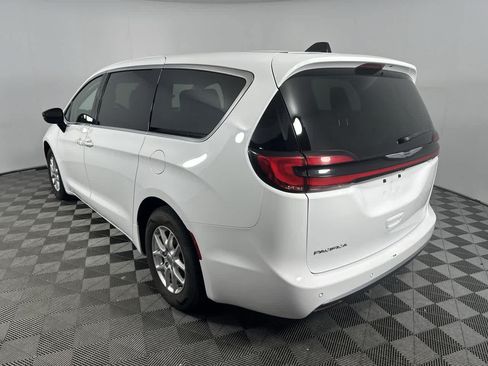 Used 2024 Chrysler Pacifica Touring-L FWD image 6
