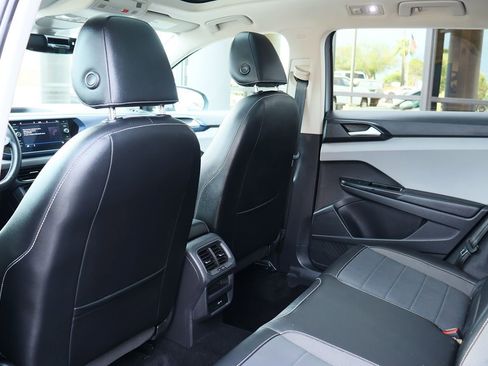 Used 2022 Volkswagen Taos SE w/ Panoramic Sunroof Package image 31