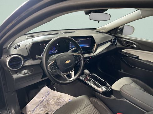 Used 2025 Chevrolet Trax LT w/ LT Convenience Package image 12