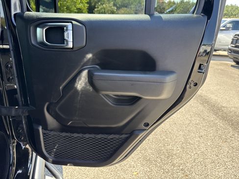 Used 2023 Jeep Wrangler Unlimited Rubicon AWD/4WD image 16
