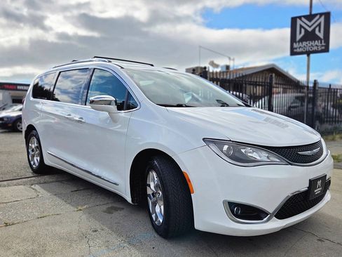 Used 2018 Chrysler Pacifica Limited FWD image 3