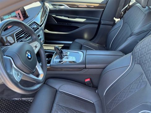 Used 2022 BMW 740i w/ Premium Package image 17