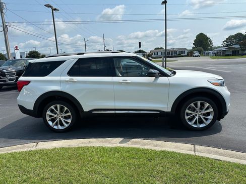 Used 2023 Ford Explorer Platinum AWD/4WD image 4