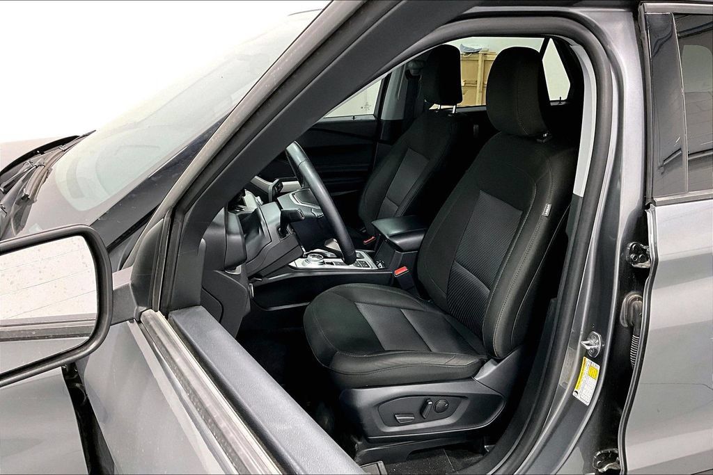 Used 2024 Ford Explorer XLT RWD image 30