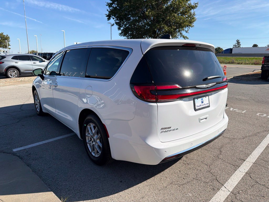 Used 2025 Chrysler Pacifica Select FWD image 5