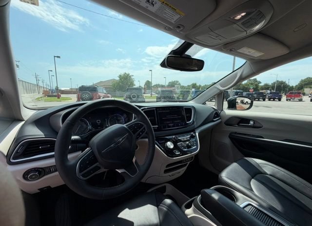 Used 2024 Chrysler Pacifica Touring-L FWD image 12