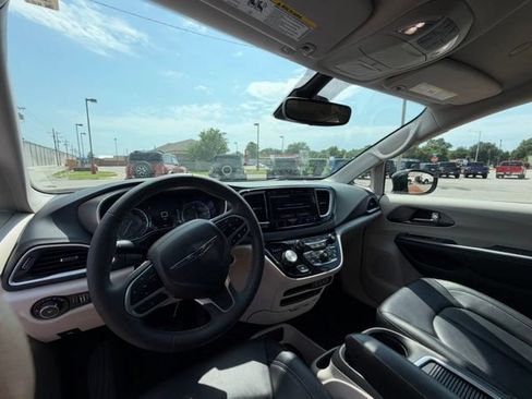 Used 2024 Chrysler Pacifica Touring-L FWD image 12