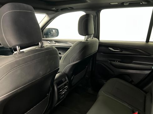 Used 2025 Jeep Grand Cherokee Laredo X w/ Luxury Tech Group I AWD/4WD image 19