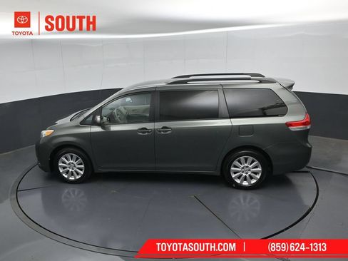 Used 2014 Toyota Sienna LE AWD/4WD image 46