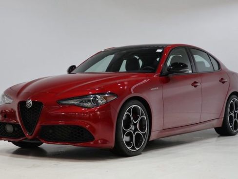 Used 2023 Alfa Romeo Giulia Veloce RWD image 3