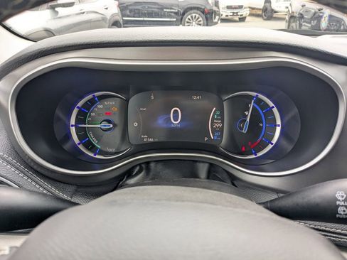 Used 2024 Chrysler Pacifica Select image 28