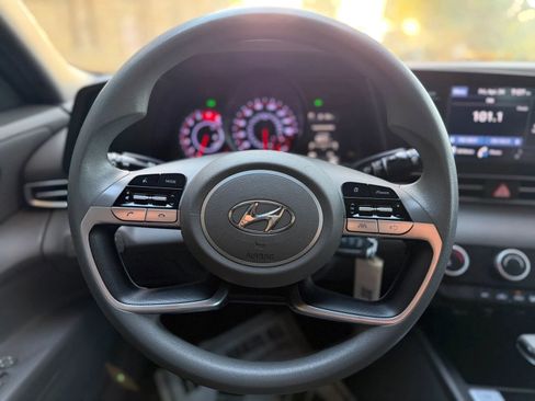 Used 2021 Hyundai Elantra SE FWD image 14