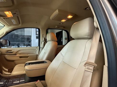 Used 2013 Cadillac Escalade Premium RWD image 6