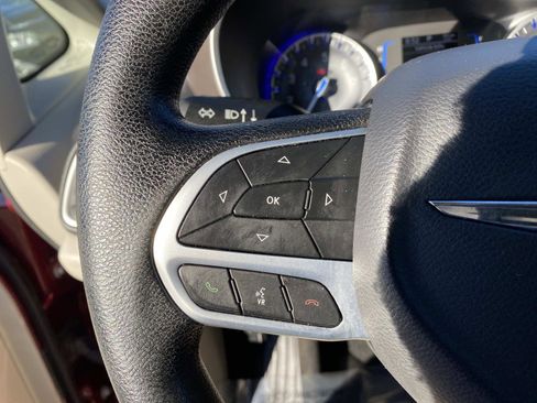 Used 2020 Chrysler Voyager L image 19