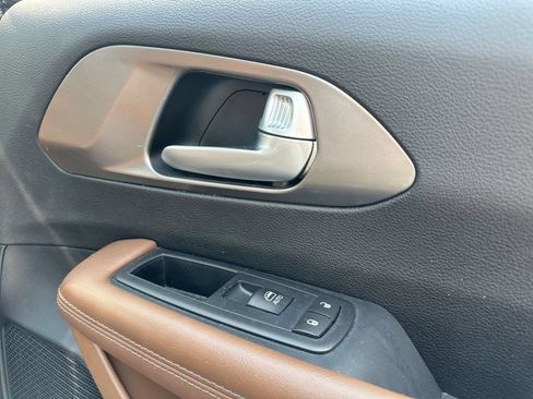 Used 2017 Chrysler Pacifica Limited w/ UConnect Theater Package FWD image 38