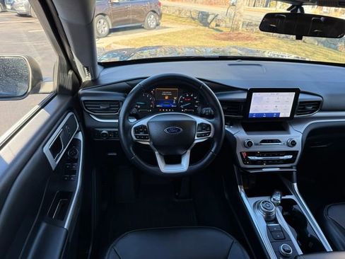 Used 2022 Ford Explorer XLT w/ Equipment Group 202A image 6