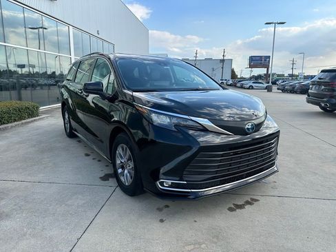 Used 2024 Toyota Sienna XLE image 3
