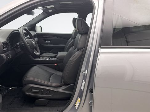 Used 2025 Honda Pilot TrailSport image 11