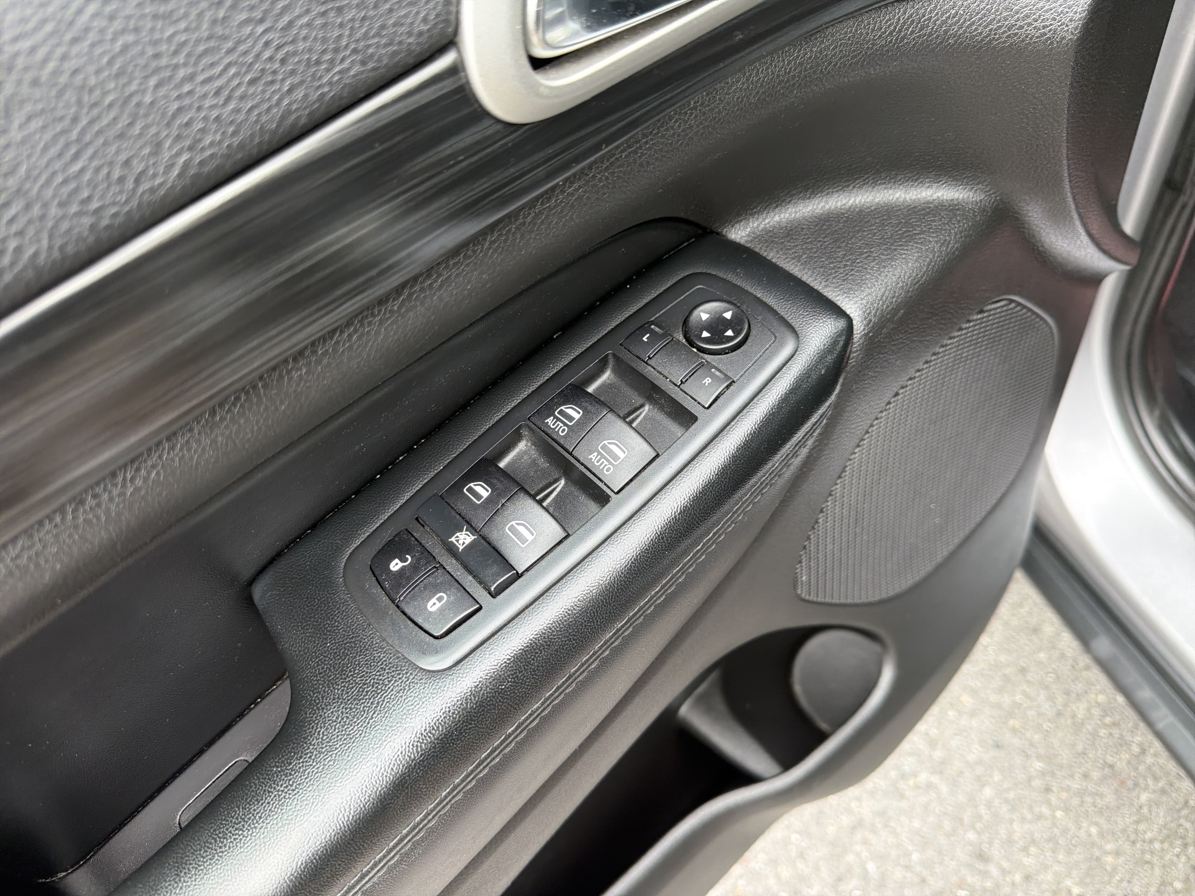 Used 2020 Jeep Grand Cherokee Laredo AWD/4WD image 16