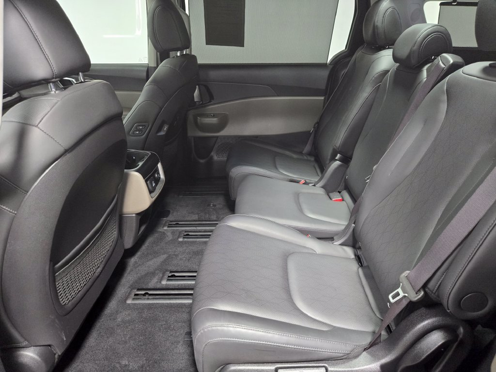 Used 2025 Kia Carnival SX FWD image 34
