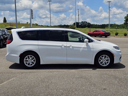 Used 2022 Chrysler Pacifica Touring-L FWD image 7