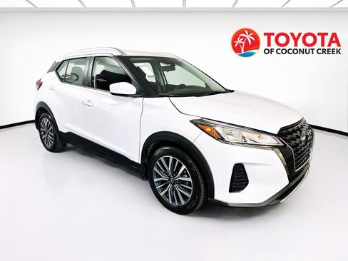 Used 2024 Nissan Kicks SV image 1