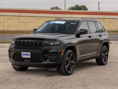 Used 2023 Jeep Grand Cherokee Altitude image 3