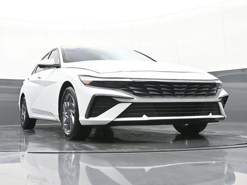 Certified 2024 Hyundai Elantra SEL image 45
