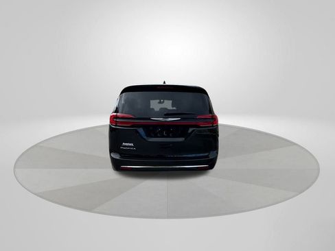 Used 2023 Chrysler Pacifica Touring-L FWD image 5