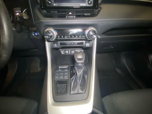Used 2022 Toyota RAV4 XLE image 11