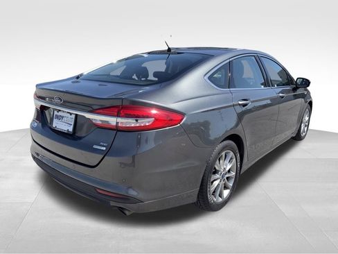 Used 2017 Ford Fusion SE w/ Fusion SE Technology Package FWD image 4