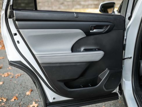 Certified 2023 Toyota Highlander XLE image 28