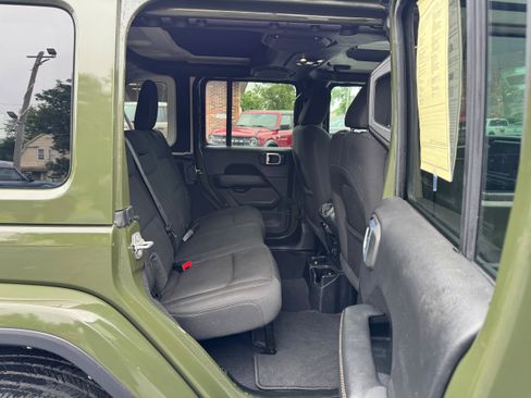Used 2022 Jeep Wrangler Unlimited Sahara AWD/4WD image 15