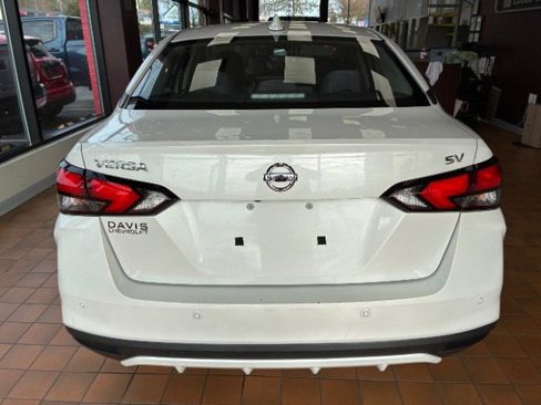 Used 2021 Nissan Versa SV image 9