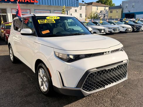 Used 2024 Kia Soul LX w/ Option Group 015 FWD image 2