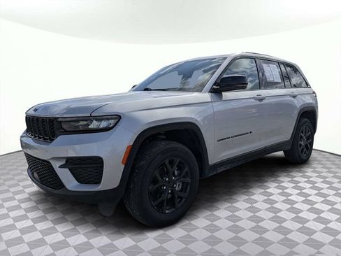 Used 2025 Jeep Grand Cherokee Altitude AWD/4WD image 7