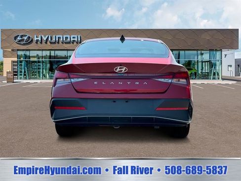 Used 2025 Hyundai Elantra SE FWD image 6