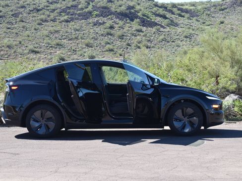Used 2026 Tesla Model Y AWD image 9