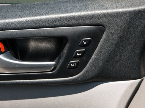 Used 2018 Toyota Highlander Limited AWD/4WD image 9