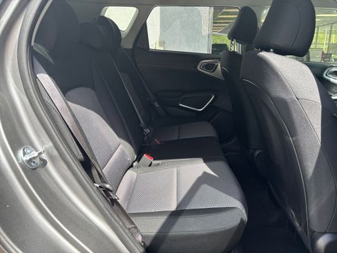 Used 2025 Kia Soul LX w/ LX Technology Package FWD image 36