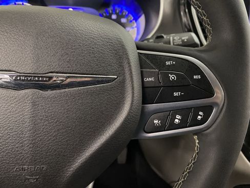 Used 2024 Chrysler Pacifica Touring-L image 21