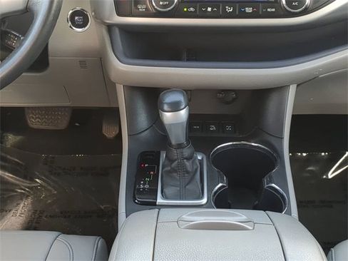 Used 2016 Toyota Highlander XLE image 19