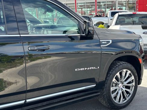 Used 2021 GMC Yukon Denali w/ Denali Premium Package AWD/4WD image 4