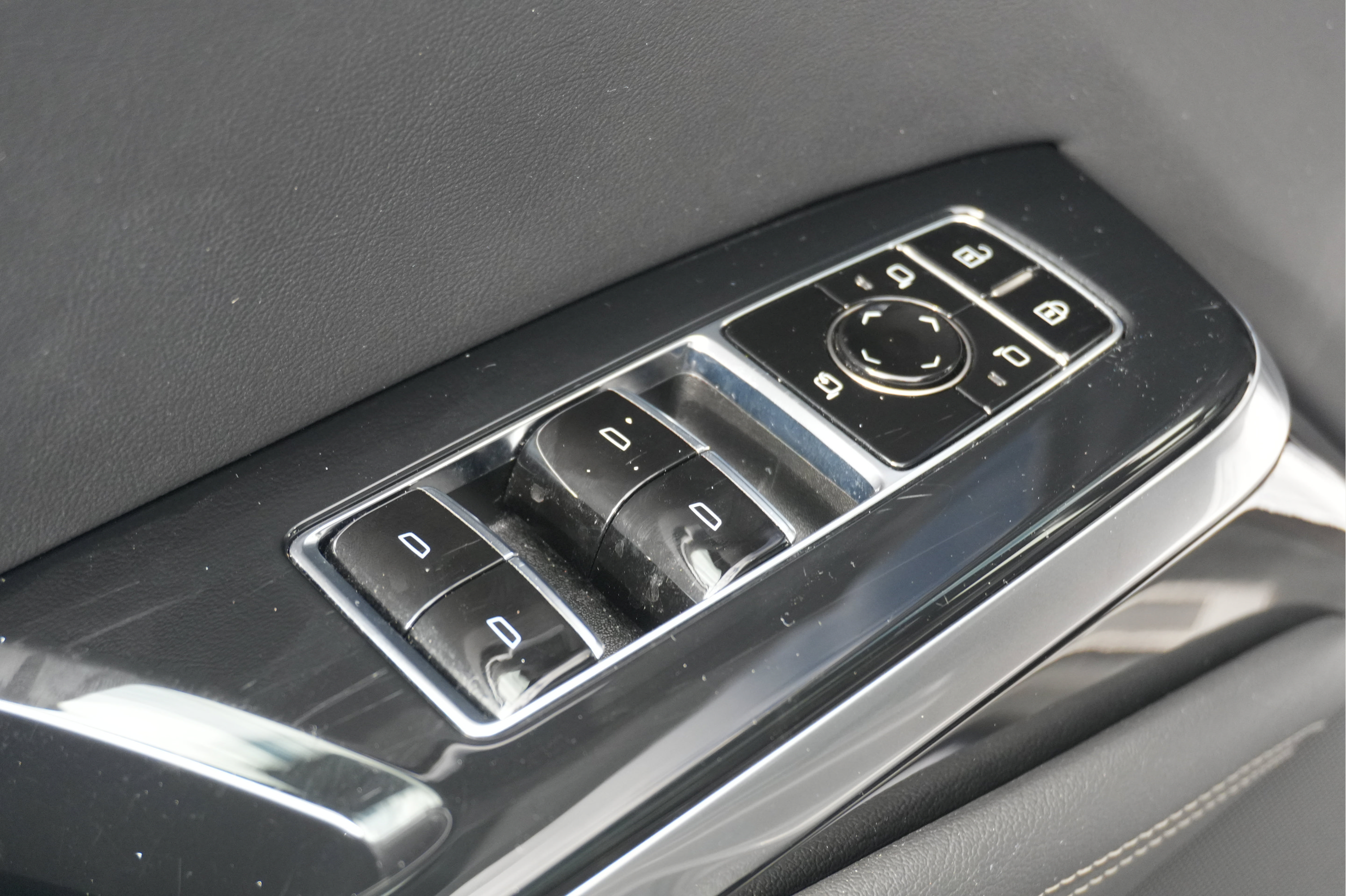 Used 2025 Cadillac Escalade Premium Luxury AWD/4WD image 17