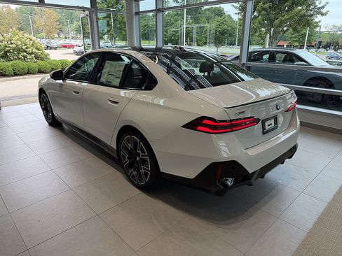 New 2027 BMW 530i xDrive w/ M Sport Package AWD/4WD image 4