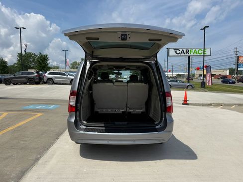 Used 2013 Chrysler Town & Country Limited w/ Luxury Group FWD image 12