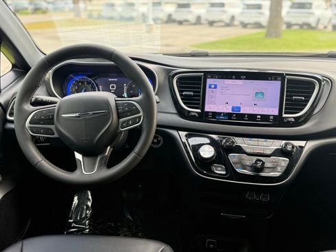 Used 2025 Chrysler Pacifica Select image 10