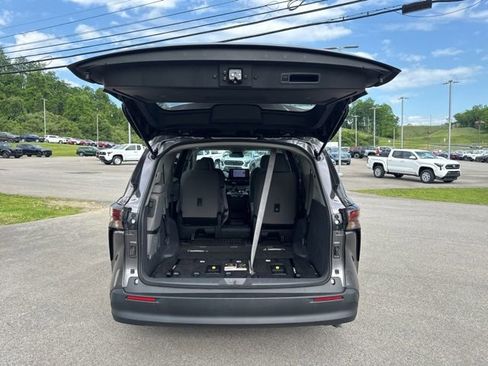Used 2023 Toyota Sienna LE FWD image 15